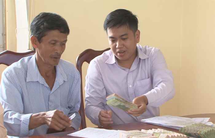 Hội Nông dân tỉnh Sóc Trăng phát vay cho nông dân xã Song Phụng
