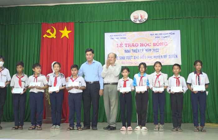 Hội Khuyến học tỉnh Sóc Trăng trao học bổng cho học sinh huyện Mỹ Xuyên