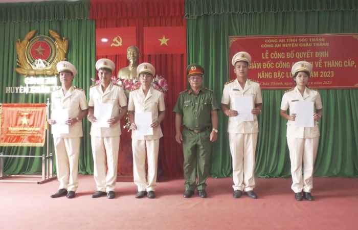 Công an huyện Châu Thành trao Quyết định thăng cấp bậc, nâng bậc lương cho cán bộ chiến sĩ