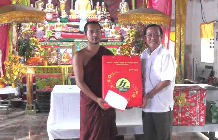 Thạnh Trị: Lãnh đạo tỉnh, huyện thăm, tặng quà các chùa nhân Lễ Đôlta của đồng bào Khmer