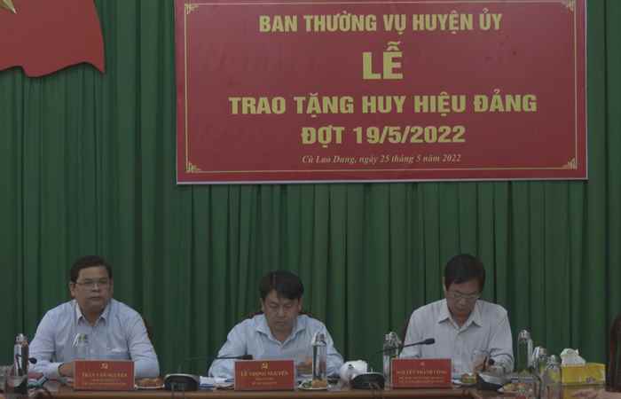 Huyện Cù Lao Dung trao Huy hiệu Đảng cho các đồng chí cao niên tuổi Đảng