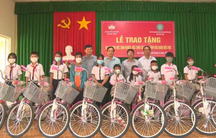 Uỷ ban MTTQ Việt Nam tỉnh Sóc Trăng tặng xe đạp cho học sinh nghèo ở xã Viên An