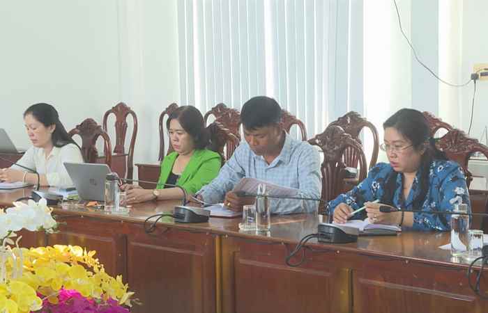 Thường trực Thị ủy Vĩnh Châu làm việc với các Cơ quan tham mưu giúp việc và Trung tâm Chính trị thị xã