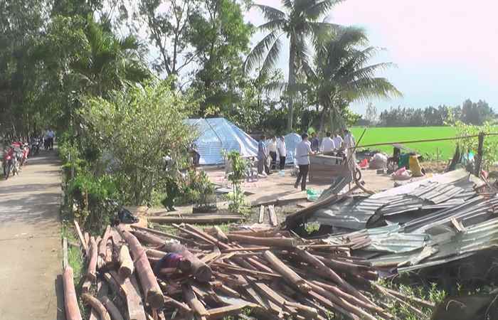 Thạnh Trị: Lãnh đạo huyện thăm, hỗ trợ tiền cho hộ dân có nhà bị sập 