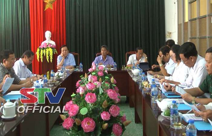 Tổ đại biểu HĐND tỉnh Sóc Trăng đơn vị thị xã Vĩnh Châu, họp đóng góp văn kiện kỳ họp.