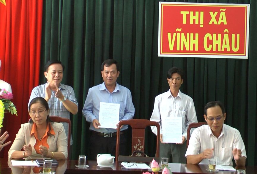 Thị xã Vĩnh Châu trao Quyết định điều động bổ nhiệm cán bộ. 