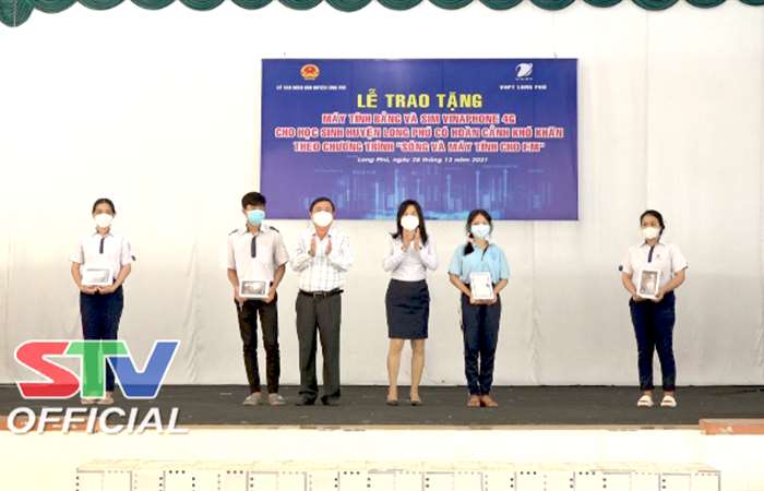 Tặng 947 Máy tính bảng cho học sinh có hoàn cảnh khó khăn tại huyện Long Phú