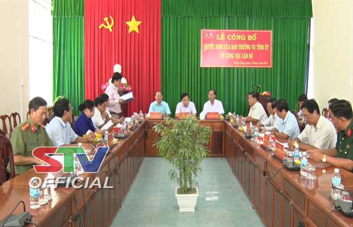 Trao Quyết định điều động, luân chuyển cán bộ tại huyện Cù Lao Dung           