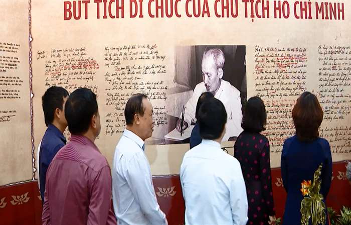 Triển lãm sách về thực hiện di chúc Chủ tịch Hồ Chí Minh