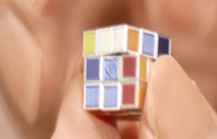 Trưng bày khối rubik nhỏ nhất thế giới