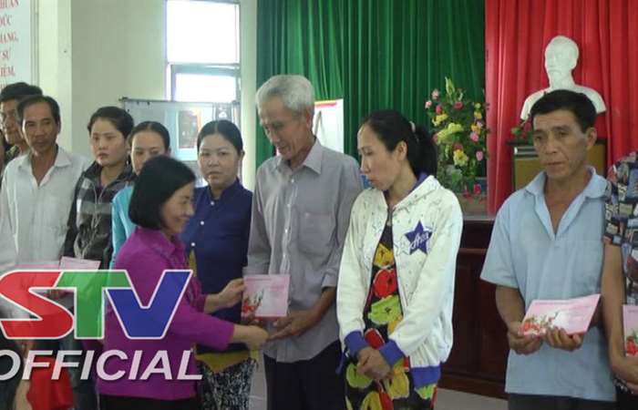 Trung ương Hội Nông dân Việt Nam tặng quà cho cán bộ, hội viên, nông dân nghèo.