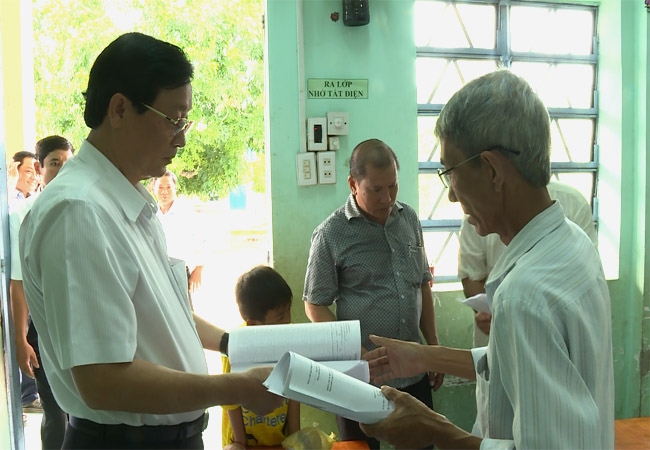 Trưởng Ban Nội chính Tỉnh ủy Sóc Trăng kiểm tra công tác chuẩn bị bầu cử tại huyện Mỹ Tú. 