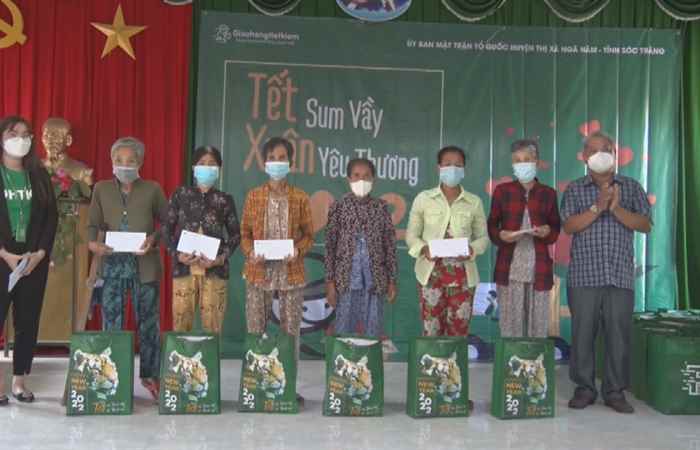 TỦy ban MTTQ Việt Nam tỉnh Sóc Trăng trao quà Tết ở xã Vĩnh Quới, thị xã Ngã Năm