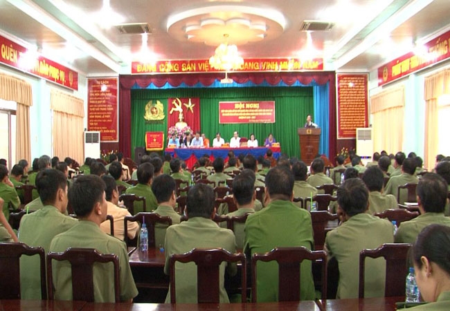 Ứng cử viên ĐBQH và đại biểu HĐND tỉnh tiếp xúc cử tri tại Công an tỉnh 