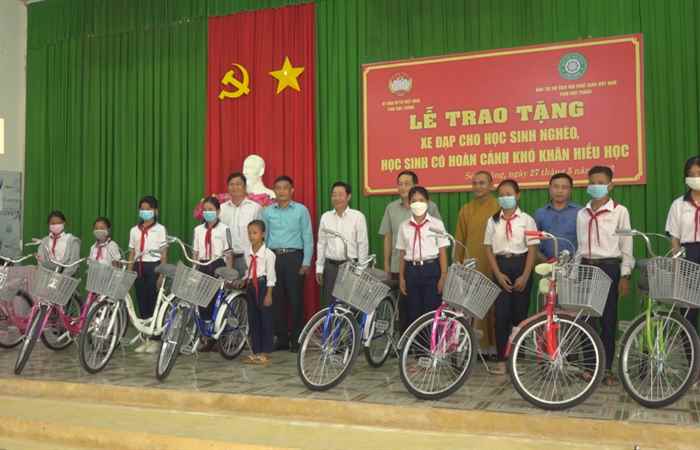 Uỷ ban MTTQ Việt Nam tỉnh Sóc Trăng tặng xe đạp cho học sinh có hoàn cành khó khăn tại xã Long Phú