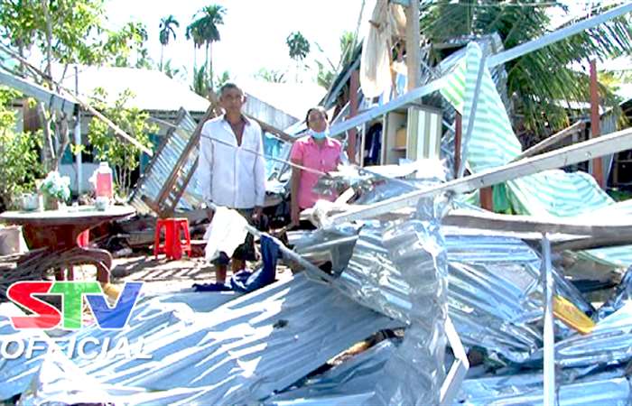 Ủy ban MTTQ Việt Nam tỉnh Sóc Trăng trao hỗ trợ cho các hộ bị ảnh hưởng bởi lốc xoáy tại Long Phú