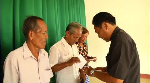 Uỷ ban MTTQ Việt Nam tỉnh Sóc Trăng tặng quà Tết cho người nghèo.