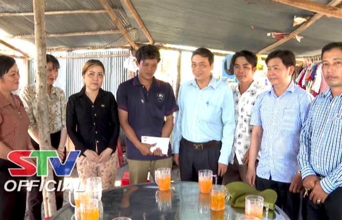 Uỷ ban MTTQ Việt Nam tỉnh Sóc Trăng thăm, trao tiền hỗ trợ cho gia đình bị cháy nhà ở huyện Mỹ Xuyên