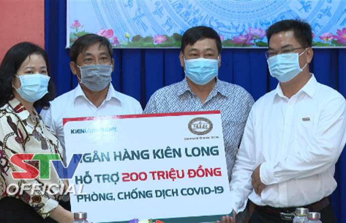 Ủy ban MTTQ Việt Nam tỉnh Sóc Trăng tiếp nhận kinh phí ủng hộ phòng, chống dịch COVID-19
