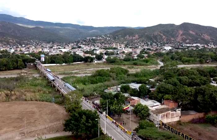 Venezuela và Colombia mở lại biên giới