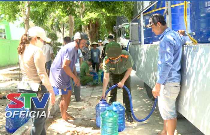 Vĩnh Châu: Công an Sóc Trăng tiếp tục hỗ trợ nước uống, nước sinh hoạt cho người dân  