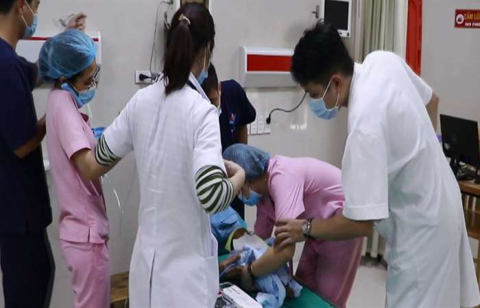Vượt 300km cứu sống bé trai 7 ngày tuổi
