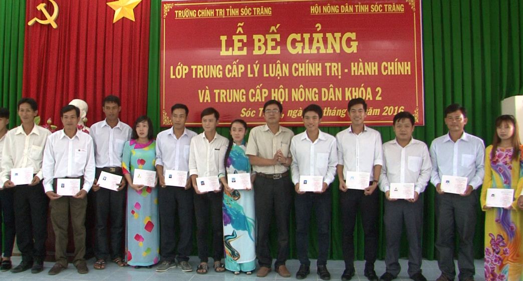 Bế giảng lớp Trung cấp lý luận chính trị hành chính và Trung cấp công tác chuyên ngành Hội Nông dân.