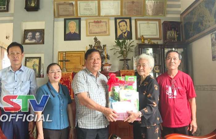Đoàn cán bộ tỉnh Sóc Trăng thăm, tặng quà gia đình chính sách và người có công tại huyện Mỹ Xuyên, Cù Lao Dung, Mỹ Tú