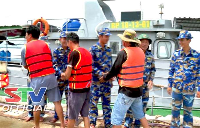 Hải đội 2 Biên phòng Sóc Trăng cứu nạn 5 thuyền viên vào bờ an toàn