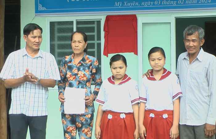 Mỹ Xuyên: Hội Khuyến học huyện bàn giao 2 căn nhà