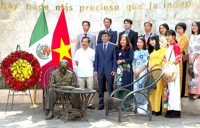 Kiều bào kỷ niệm 132 năm ngày sinh của Chủ tịch Hồ Chí Minh