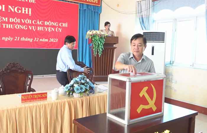 Lấy phiếu tín nhiệm đối với các Uỷ viên Ban Thường vụ Huyện uỷ Trần Đề