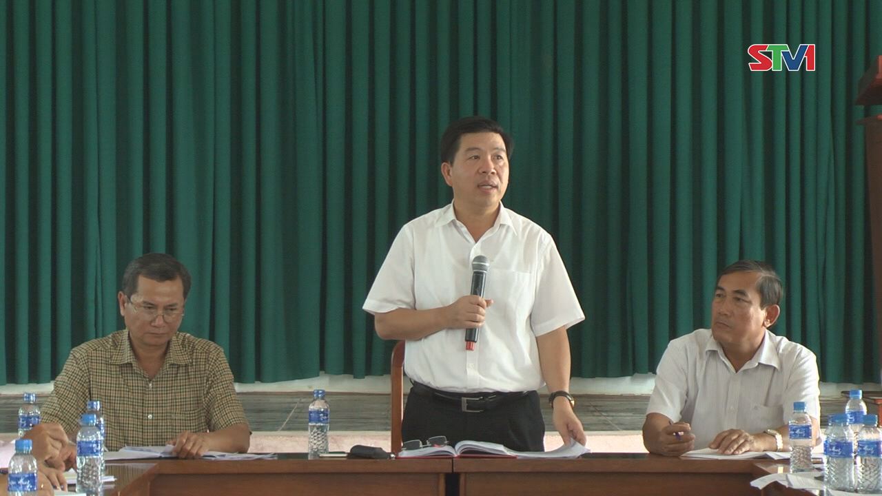 Ông Lê Sơn Hải - Thứ trưởng-Phó chủ nhiệm Ủy ban Dân tộc  làm việc tại Vĩnh Châu