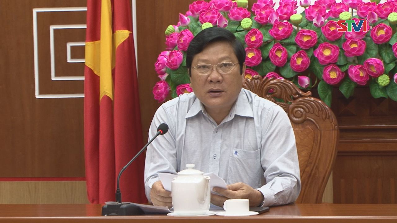 Ông Lê Văn Hiểu,  phó chủ tịch UBND tỉnh Sóc Trăng nghe báo cáo kế hoạch chi trả lãi cho hộ dân nông trường 30-4