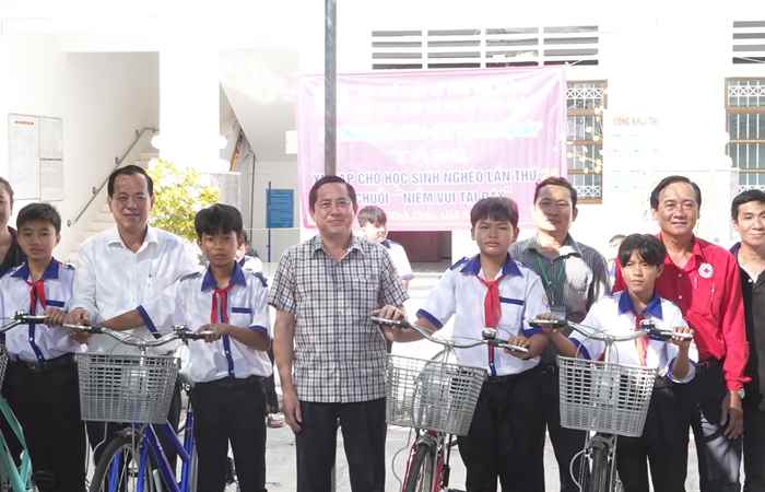 Vĩnh Châu: Trao tặng xe đạp cho học sinh nghèo  