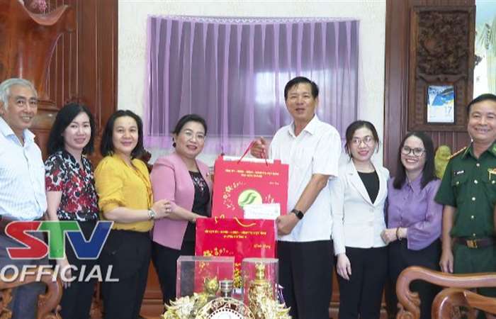 Thường trực Tỉnh ủy Sóc Trăng thăm, chúc Tết ông Huỳnh Văn Sum và Trường Chính trị tỉnh