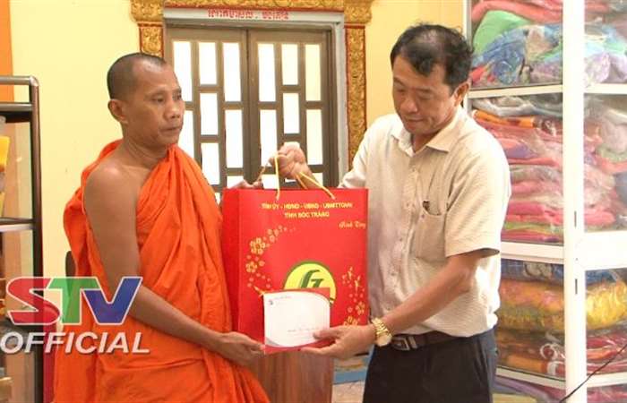 Phó Chủ tịch HĐND tỉnh Sóc Trăng chúc mừng Lễ Đôlta tại huyện Long Phú