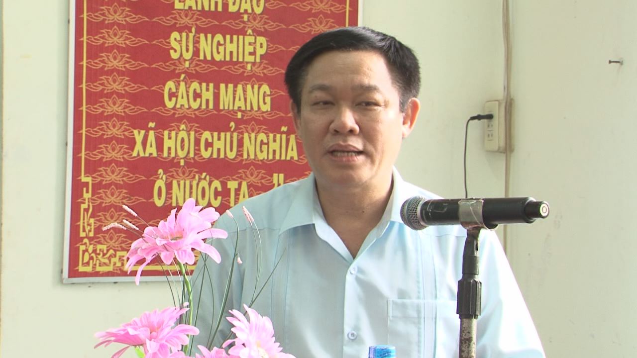 Phó thủ tướng chính phủ Vương Đình Huệ thăm, tặng quà cho các hộ gia đình nghèo đồng bào dân tộc tại xã Thuận Hòa, huyện Châu Thành