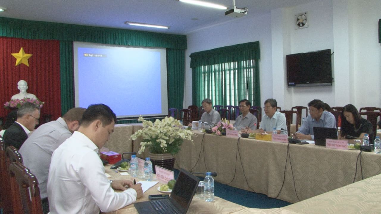 Ông Lê Thành Trí, phó chủ tịch thường trực UBND tỉnh Sóc Trăng tiếp giám đốc chương trình ICMP