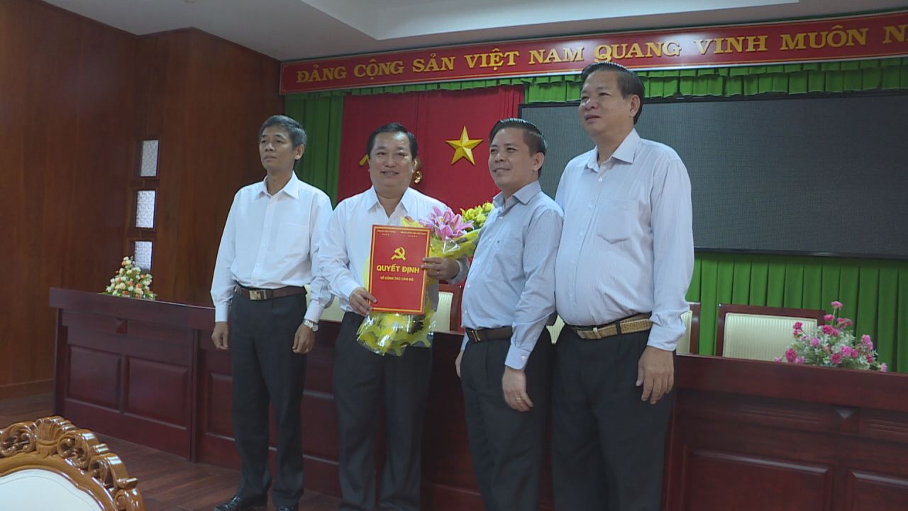 Trao quyết định bổ nhiệm đồng chí Trần Văn Chuyện giữ chức vụ Phó bí thư Tỉnh ủy Sóc Trăng 