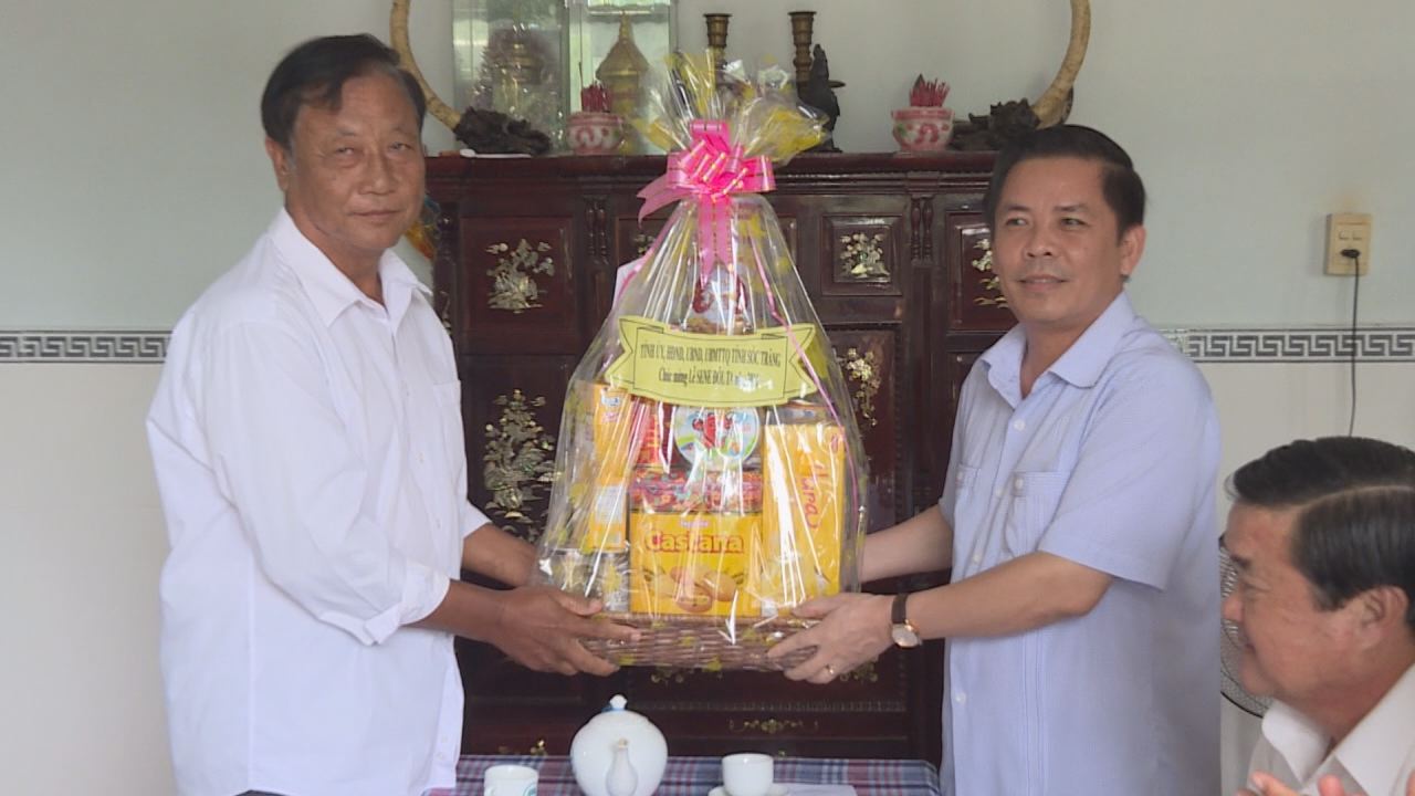 Ông Nguyễn Văn Thể, Bí thư Tỉnh ủy Sóc Trăng thăm, tặng quà dịp lễ Sendolta.   
