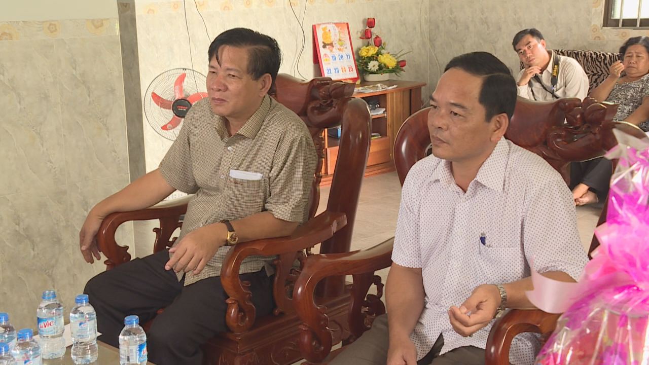 Ông Huỳnh Văn Sum - Phó bí thư thường trực Tỉnh ủy Sóc Trăng thăm, tặng quà dịp lễ Sendolta.