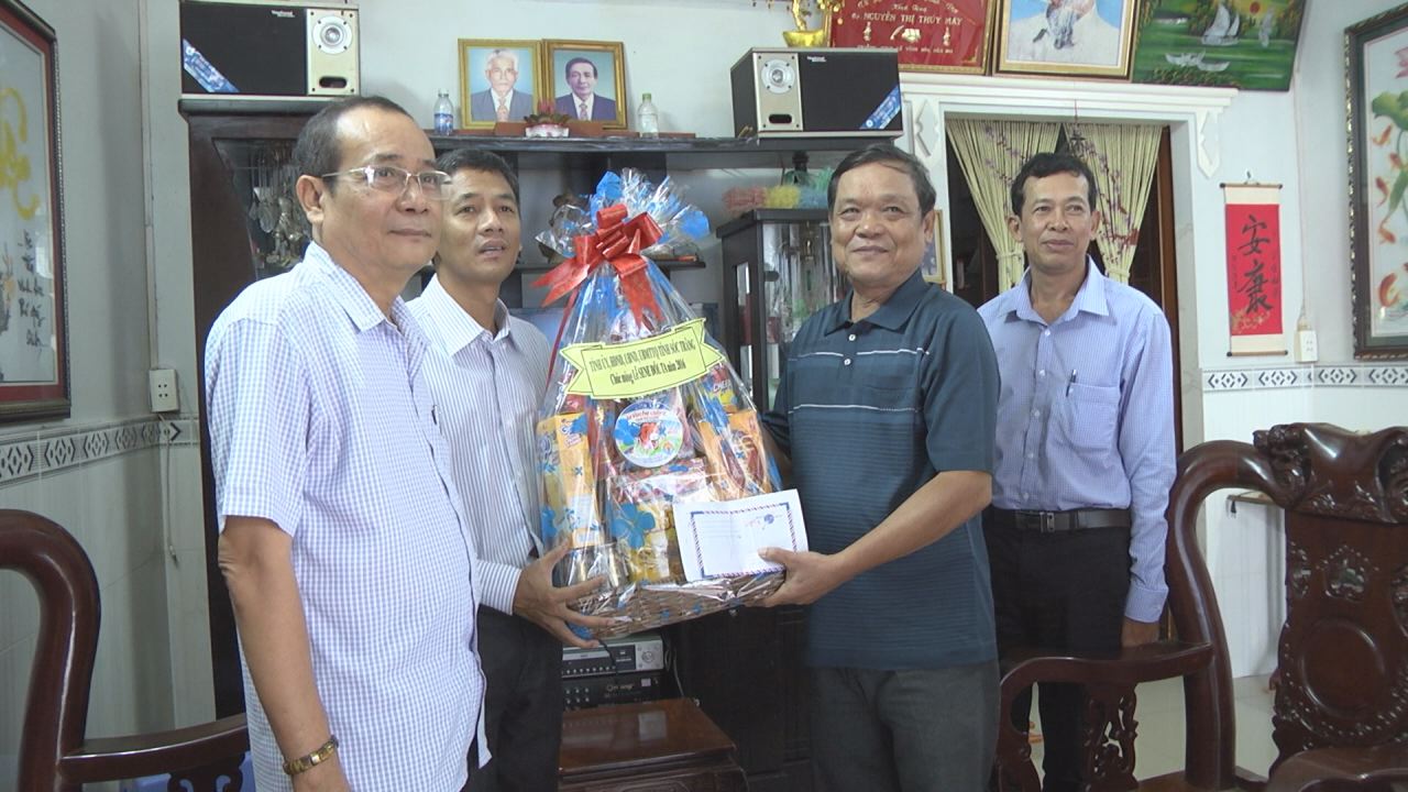 Ông Lâm Văn Mẫn, Chủ tịch HĐND tỉnh Sóc Trăng thăm, tặng quà dịp lễ Sendolta.