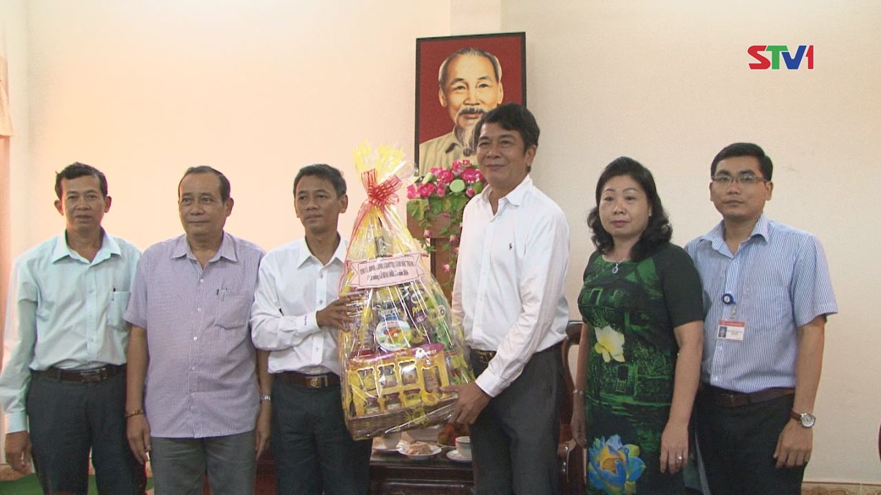 Lãnh đạo tỉnh Sóc Trăng thăm các gia đình chính sách và cán bộ hưu trí tại Thành phố Cần Thơ nhân dịp Lễ Sendolta.   