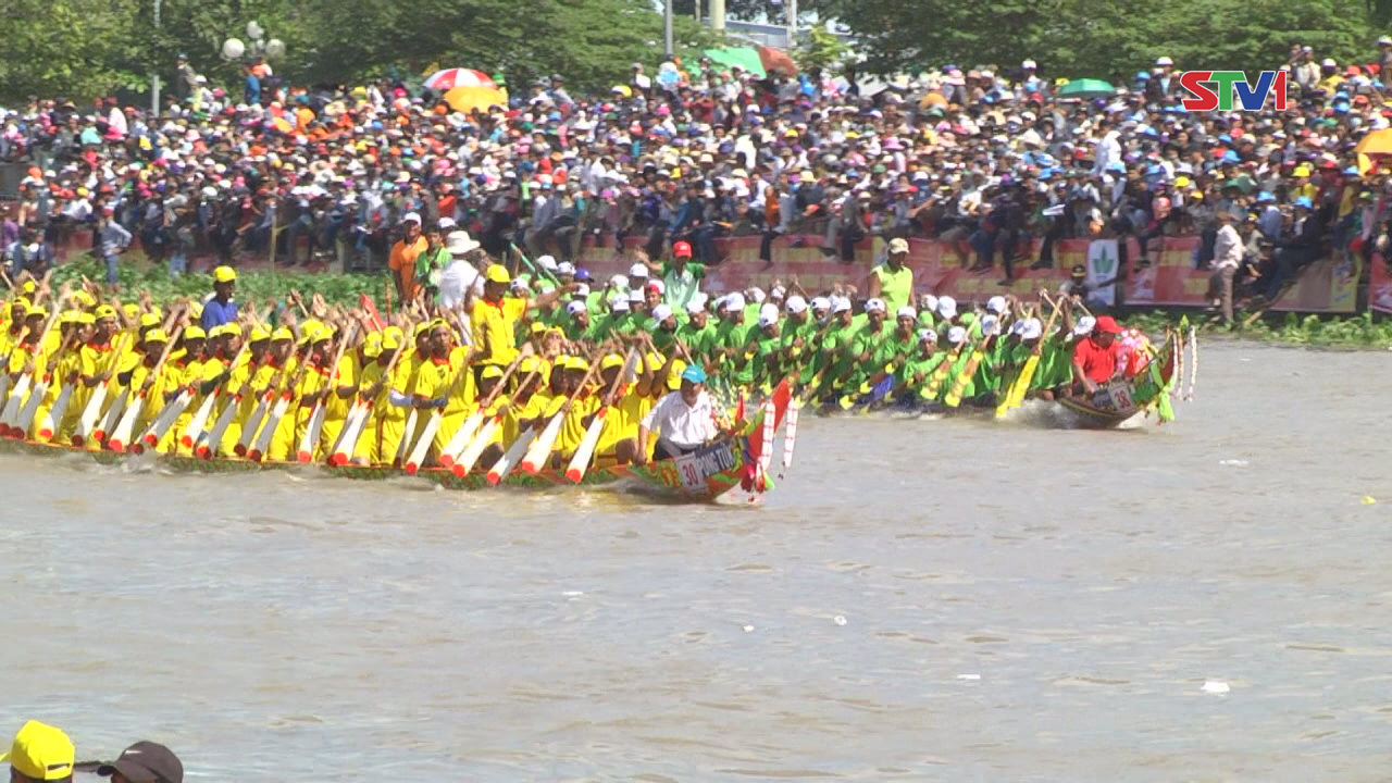 Tưng bừng đua Ghe Ngo ngày Hội Óoc om bóc