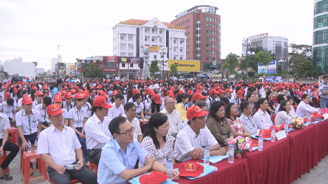 Sóc Trăng: Mitting và Diễu hành hưởng ứng tháng hành động quốc gia phòng chống HIV/AIDS 