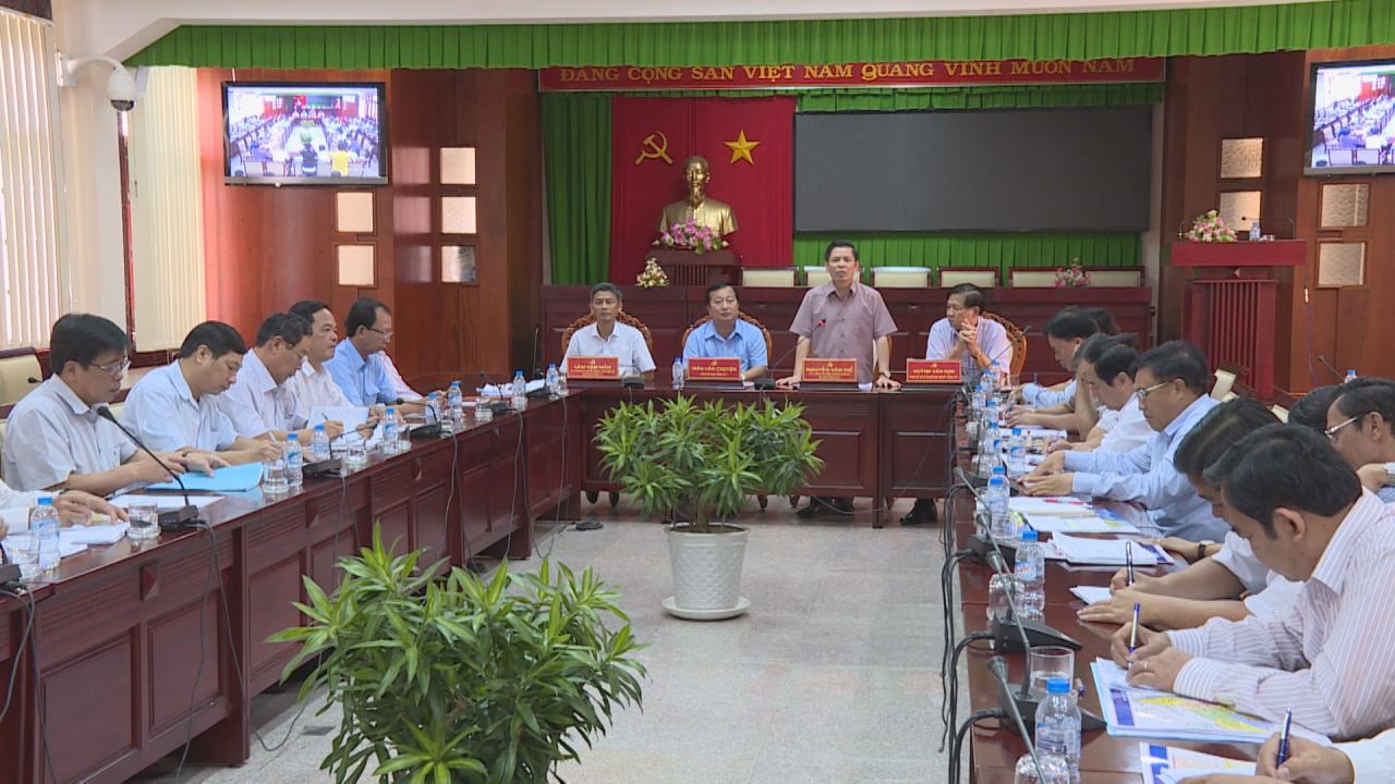 Tập thể thường trực tỉnh ủy Sóc Trăng nghe các đơn vị và địa phương báo cáo tình hình đầu tư xây dựng cơ bản trên địa bàn tỉnh năm 2016