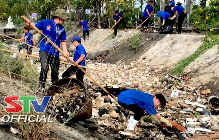 Thành đoàn Sóc Trăng ra quân khắc phục ô nhiễm kênh Nhân Lực 