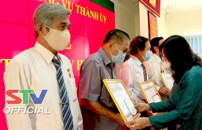 Ban Thường vụ Thành ủy Sóc Trăng tổ chức trao Huy hiệu Đảng cho các đảng viên thuộc diện Ban Thường vụ Tỉnh ủy quản lý.