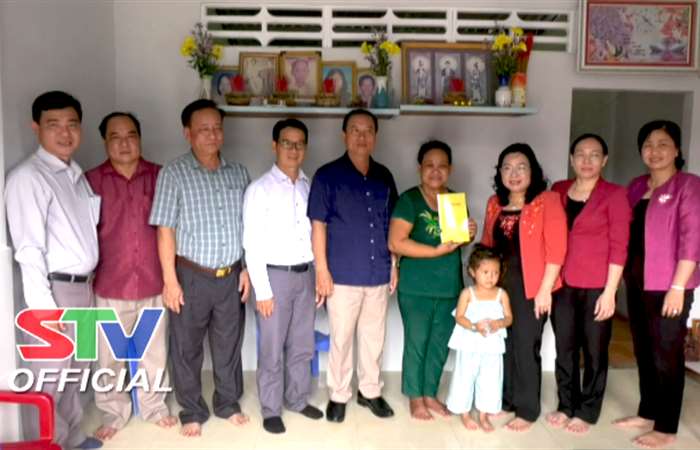 Thường trực Tỉnh uỷ Sóc Trăng thăm, tặng quà cho hộ nghèo khó khăn về nhà ở huyện Kế Sách